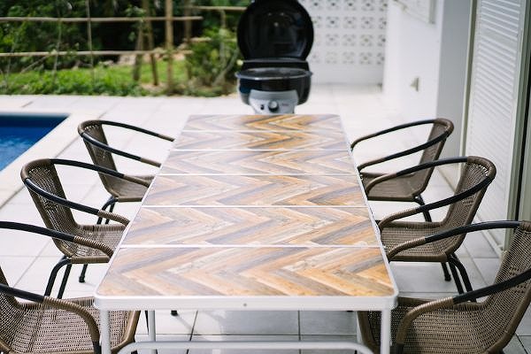 Siestaのバーベキューが可能なテーブルとコンロ