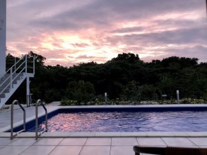 朝日とプール