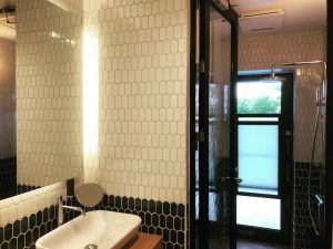 プール側からシャワー室に入れるシャワールーム