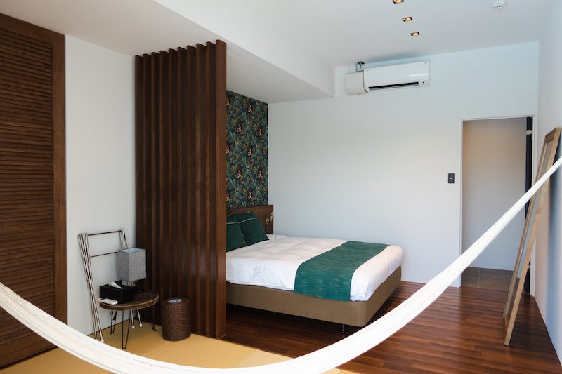 琉球畳とクイーンサイズのベッドの和洋室