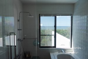 石垣島の海を見渡すバスルーム