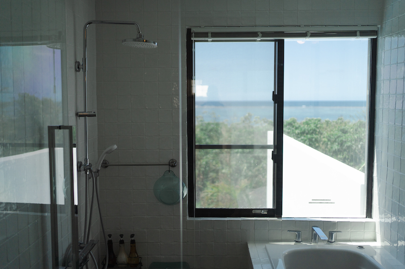 石垣島の海を見渡すバスルーム