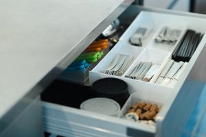 箸、スプーン、フォーク、コースター揃えています