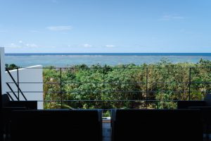 バルコニーに座って海を眺めながらコーヒータイム