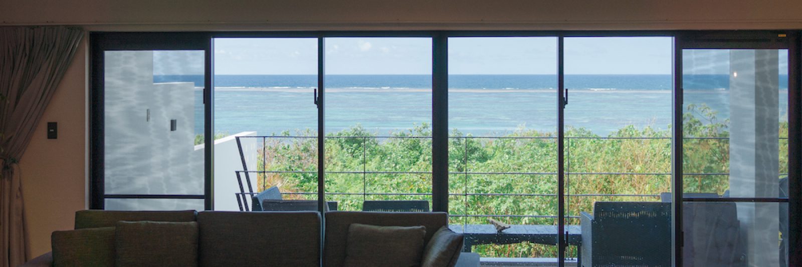１０名以上が座れるソファーから石垣島の海を見る