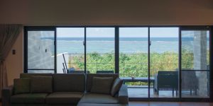 １０名以上が座れるソファーから石垣島の海を見る